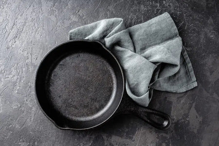 Hoe moet je gietijzer inbranden?