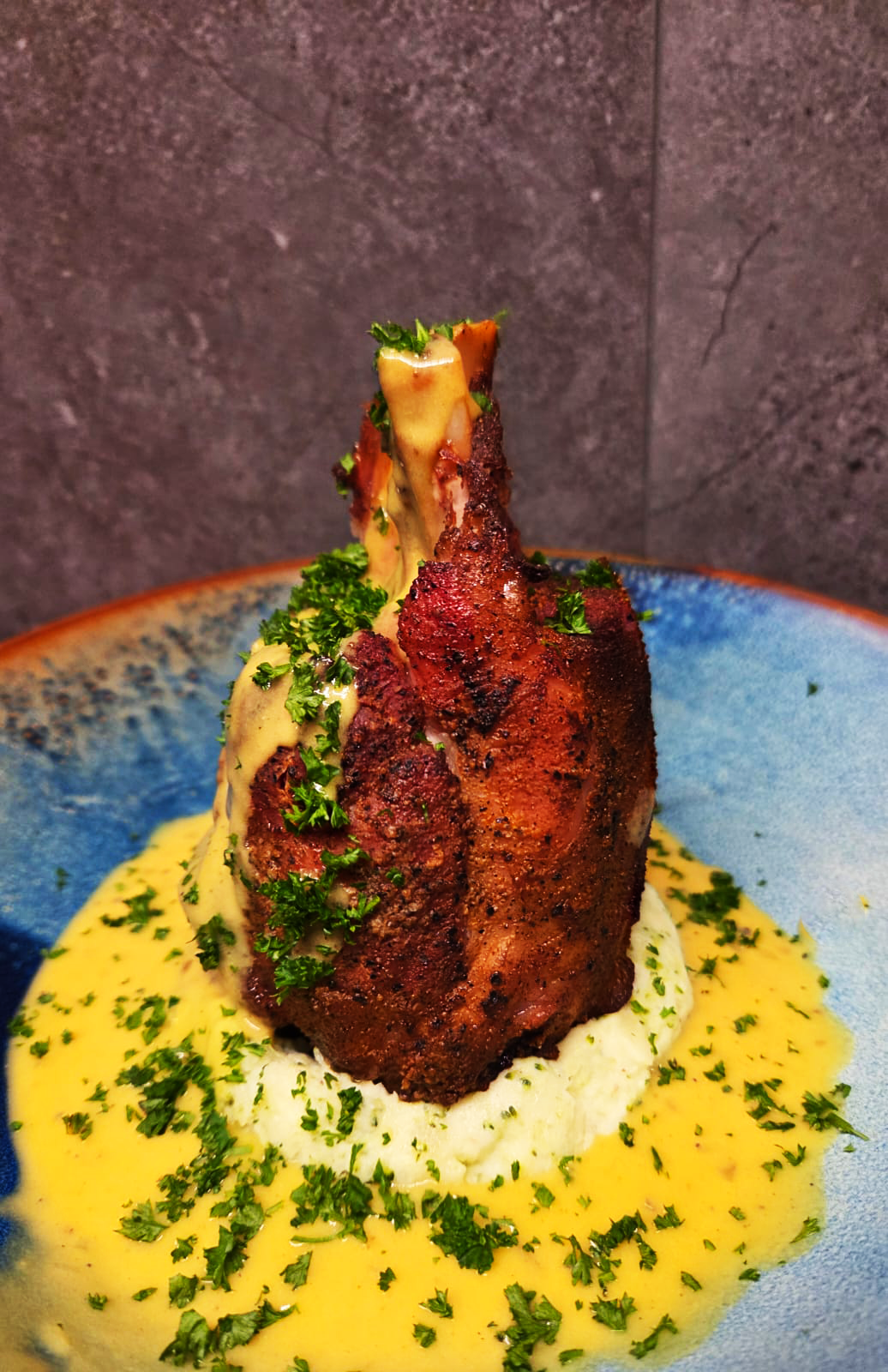 Feestelijk recept! Porkhammer met aardappelmousseline, broccoli en mosterdsaus