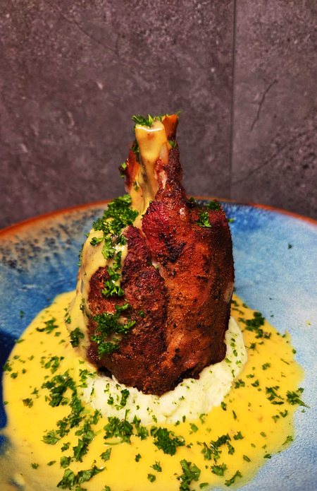 Feestelijk recept! Porkhammer met aardappelmousseline, broccoli en mosterdsaus