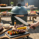 Meat the Rebel vlees in actie met een snijplankt belegd met steak en brochetten