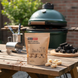 Aanmaakwokkels in een BBQ setting met kamado op de achtergrond