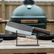 Chefs Rebel op een standaard met een kamado op de achtergrond