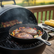 Skillet met twee ribeyes in actie op de BBQ